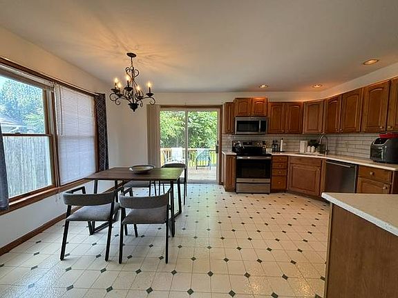 5th image of 1 Gay Lyn Dr APT 1A