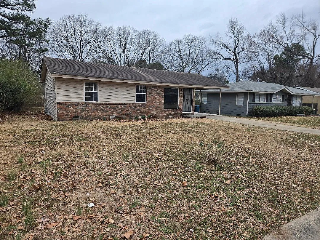 3 bed, 1.5 bath, 864 sqft, $1,050 — Photo 1