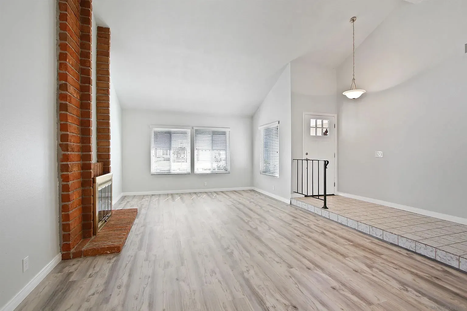 148 N Roth Ln — Photo 3