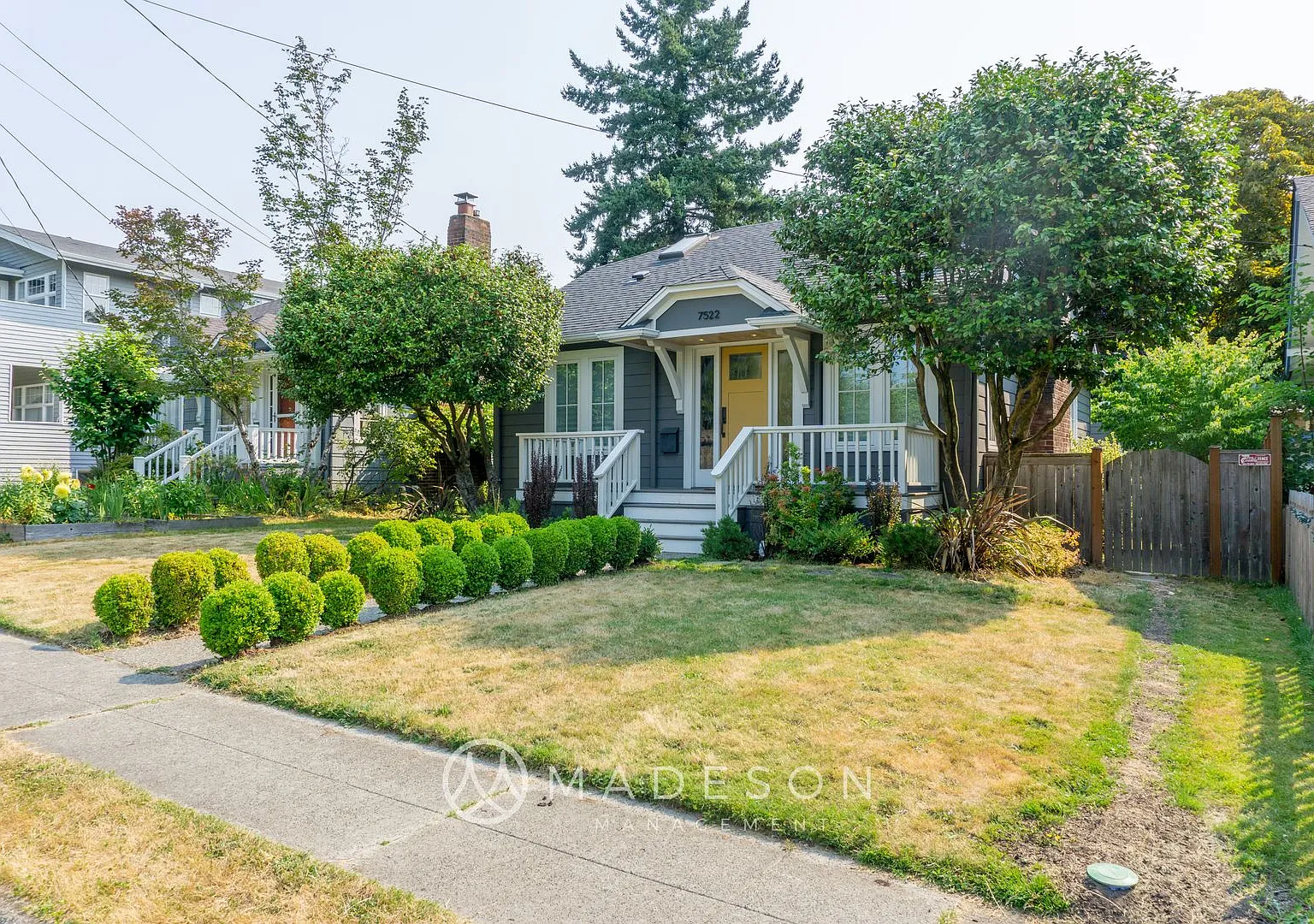 Beautiful Remodeled House with Fenced Yard in Maple Leaf — Photo 2