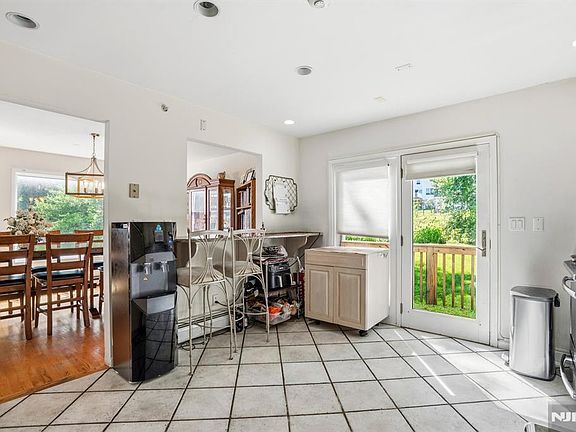 5th image of 646 Teaneck Rd