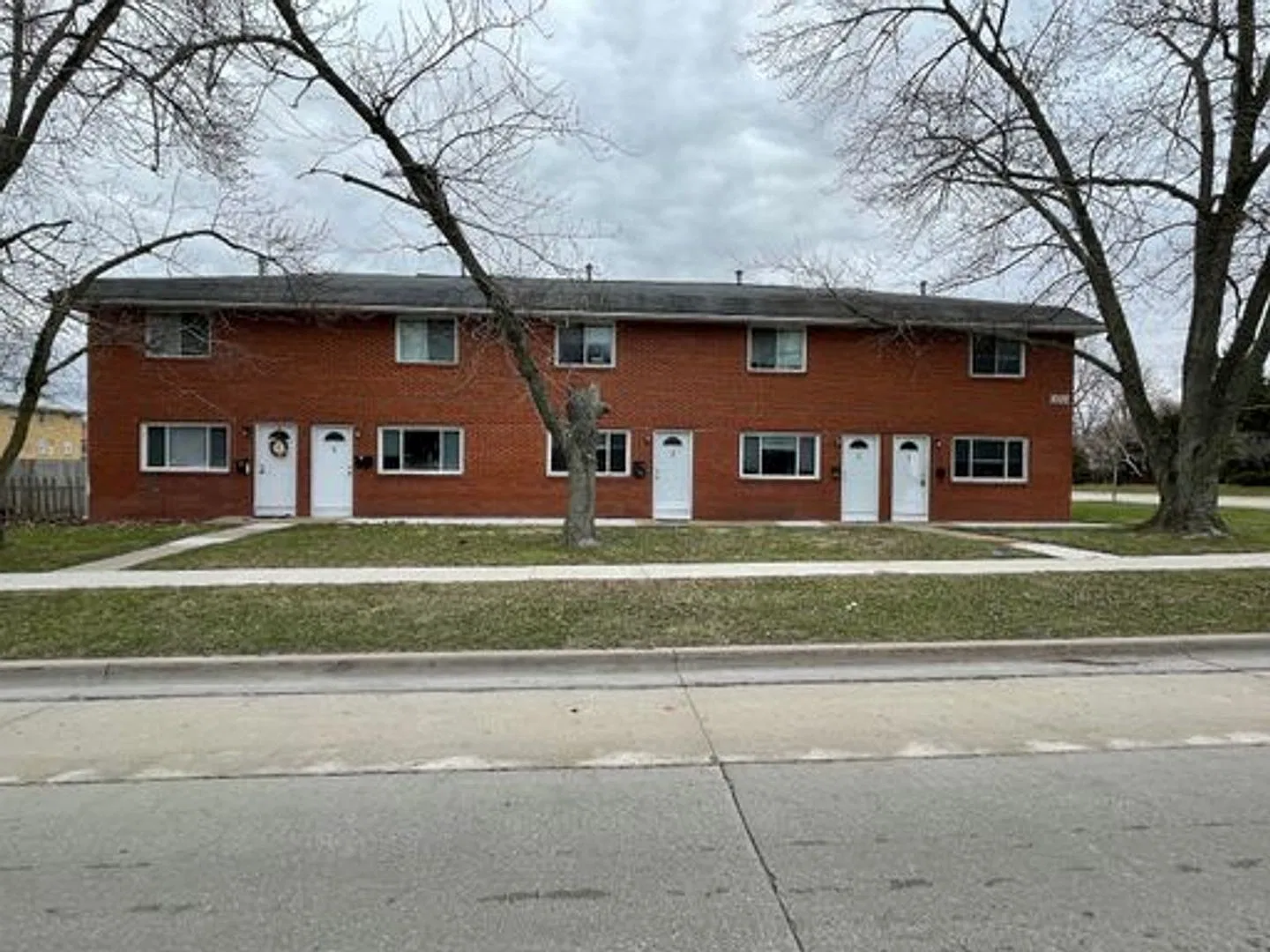 Great 2 BR apartment in Normal with car port — Photo 1
