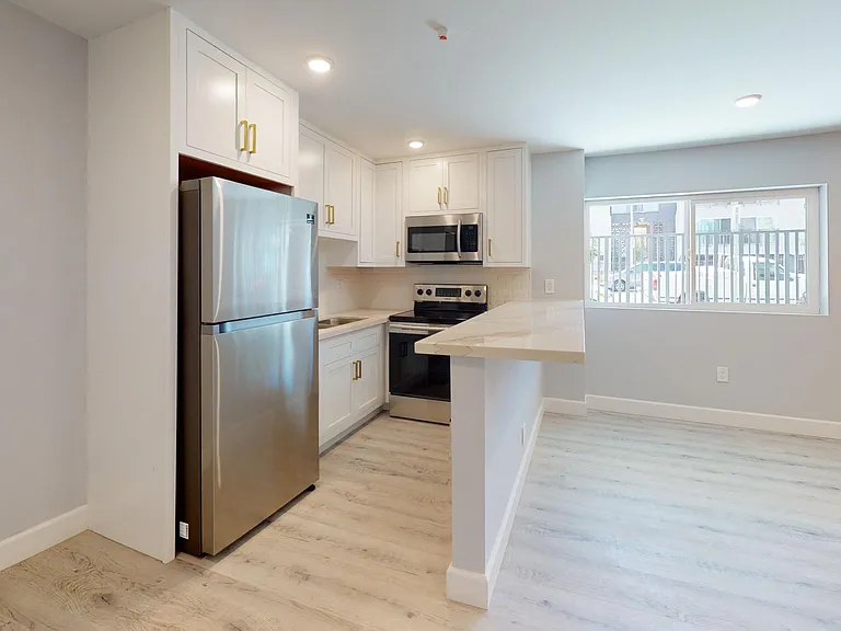 730 S Serrano Ave — Photo 39