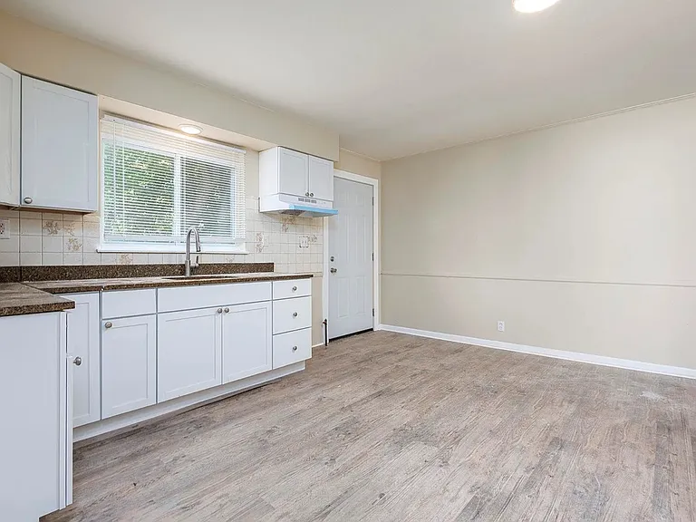 25539 Packard St — Photo 12