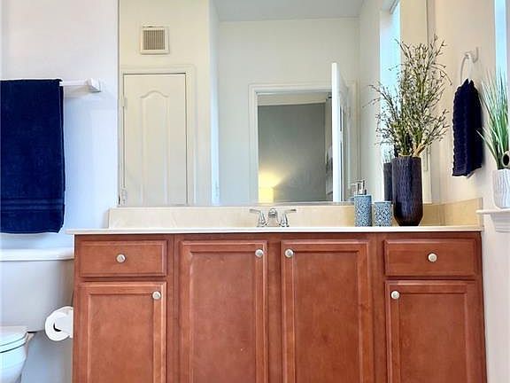 3rd image of 980 Southmoor Dr #204