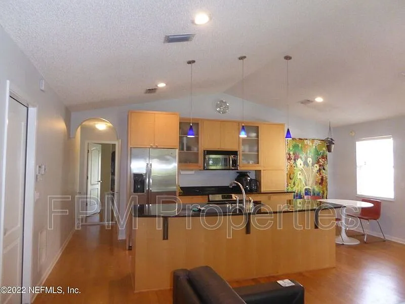 3 bed, 2.0 bath, 1300 sqft, $2,950 — Photo 4