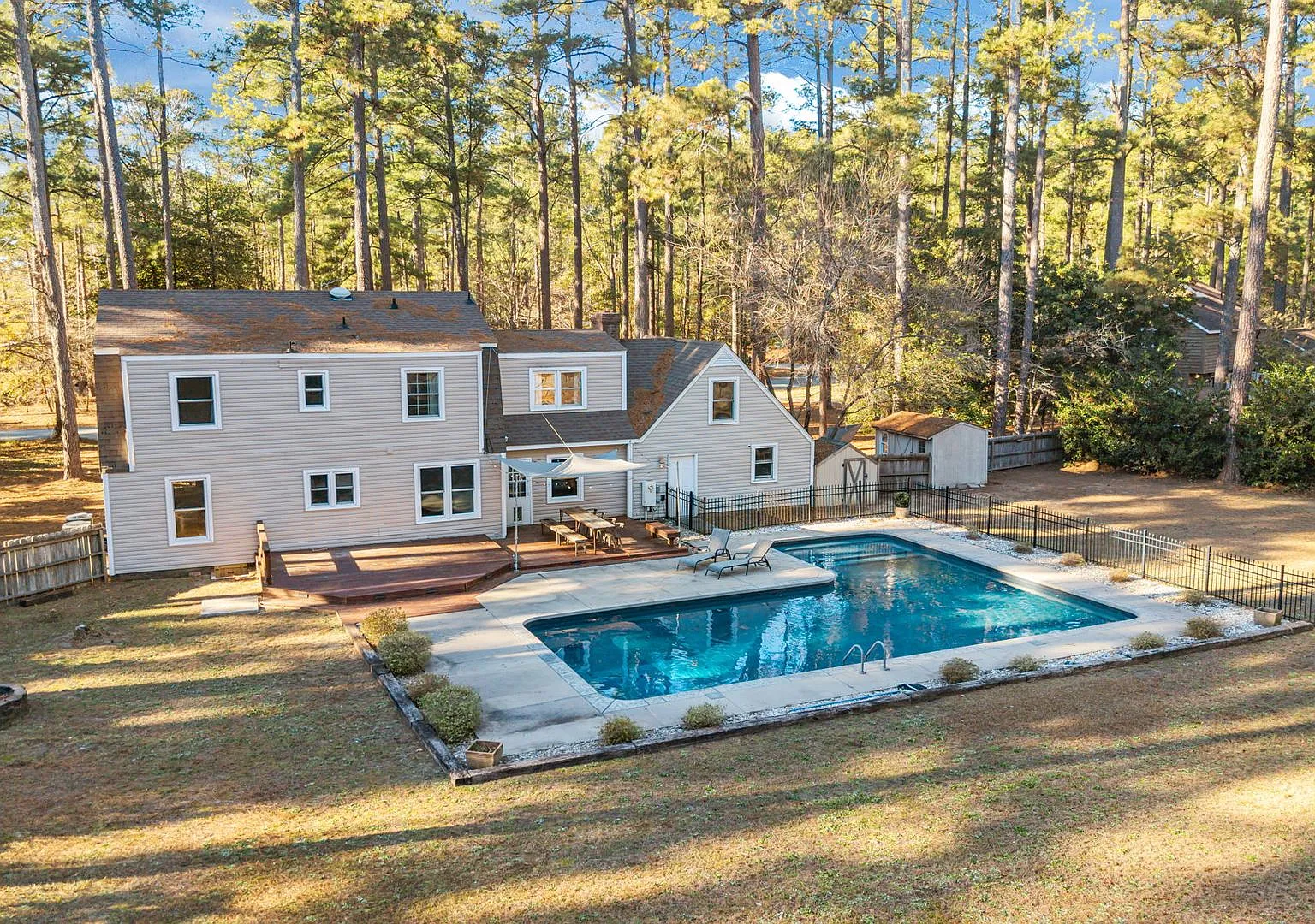 Beautiful home in the desirable Sandhurst South neighborhood — Photo 4