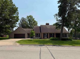 806 Ellis Dr, Charles City, IA 50616