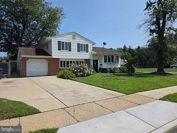 3rd image of 48 Princeton Dr