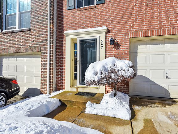 3rd image of 562 Tuliptree Sq NE