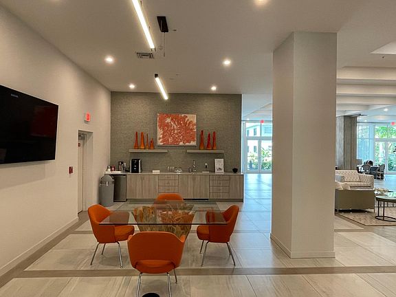 2nd image of 2130 Van Buren St #621