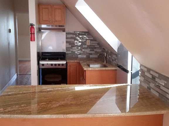 Kitchen w/breakfast bar