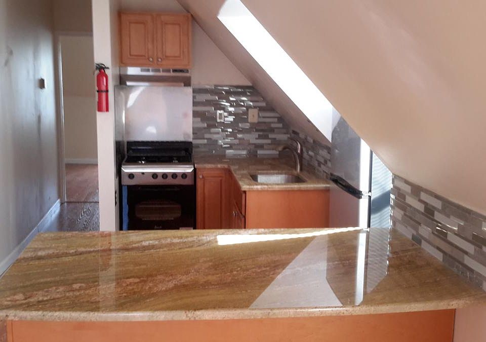 Kitchen w/breakfast bar
