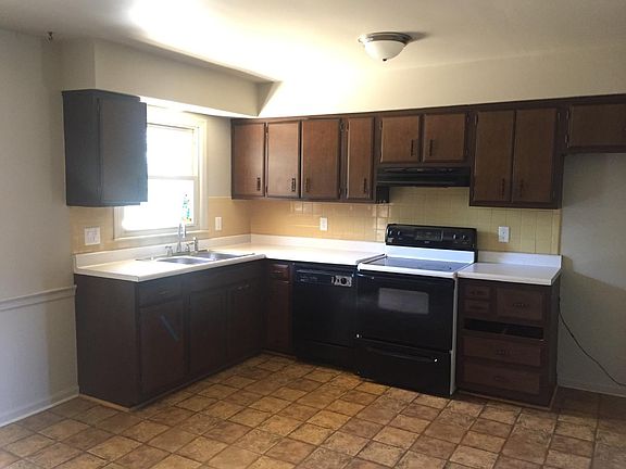 4th image of 1296 Latonia Park
