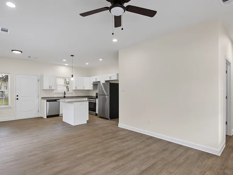 4800 Greenfield Dr — Photo 5