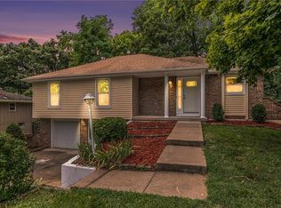 6824 NW Pleasant View Dr, Parkville, MO 64152