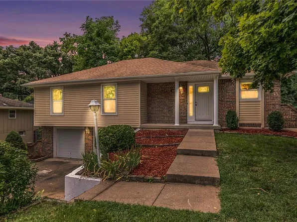 6824 NW Pleasant View Dr, Parkville, MO 64152