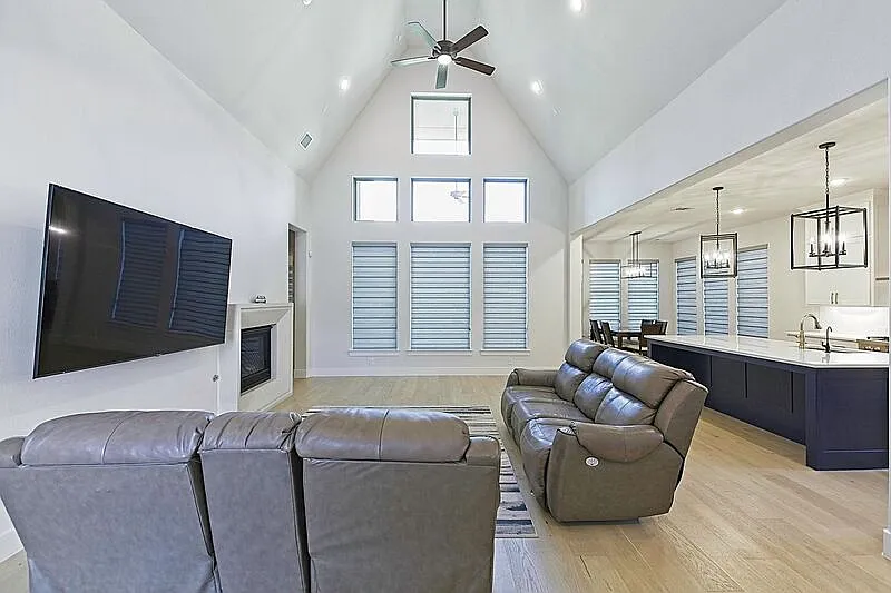 4 bed, 4.5 bath, 3879 sqft, $4,950 — Photo 4