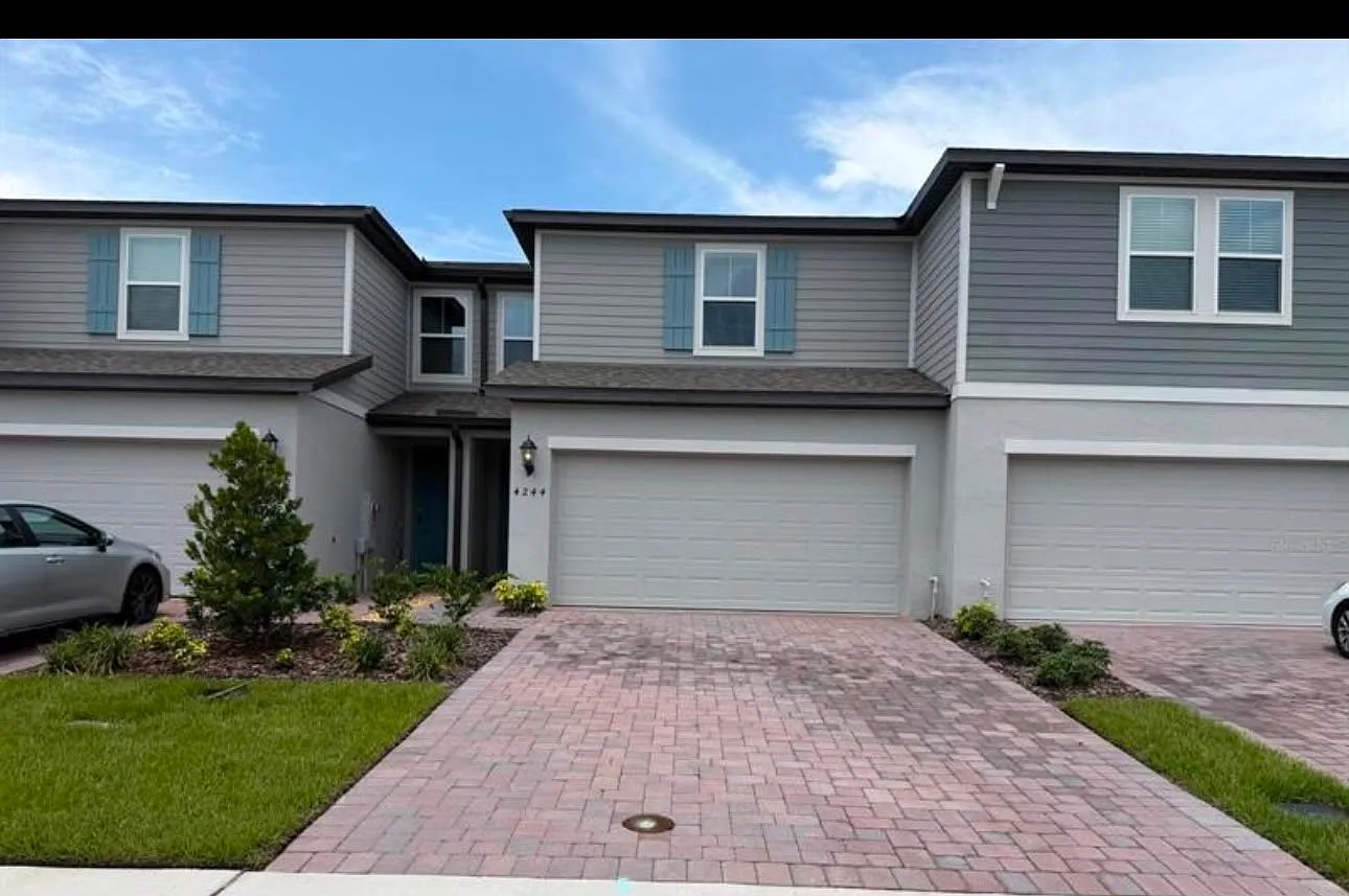 3 bed, 2.5 bath, 1566 sqft, $2,400 — Photo 2