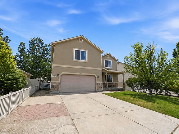3rd image of 4328 N Maple Dr