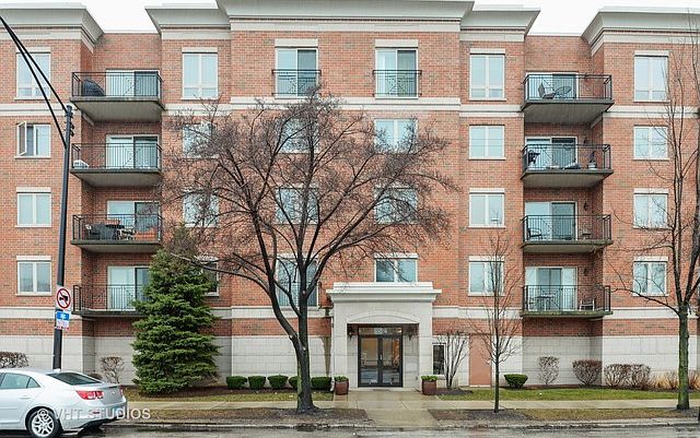 1st image of 5924 N Lincoln Ave APT 402