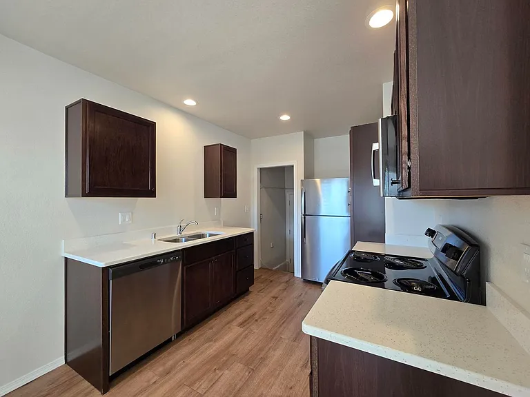 713 W Bonneville St — Photo 4