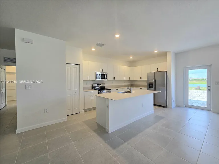 2423 SE 30th St — Photo 4