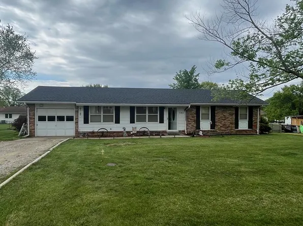 1102 Meadow Ln, Macon, MO 63552