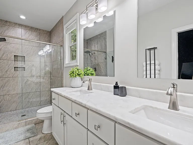 606 E Geer St — Photo 14