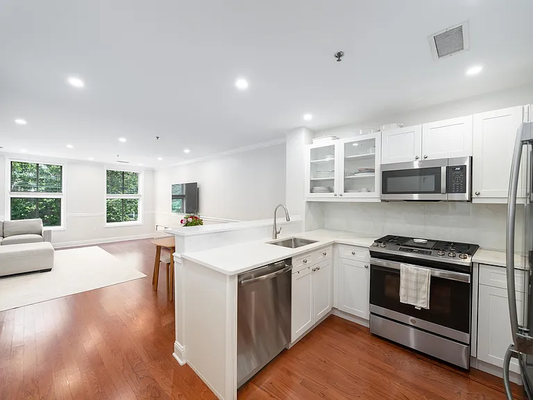 812 Grand St #314 — Photo 4
