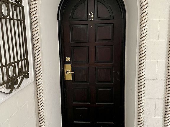 5th image of 910 Ward Pkwy APT 3