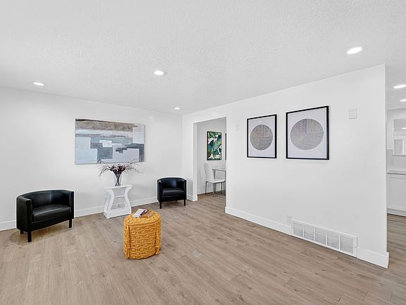 3rd image of 1211 W Tamarack Rd