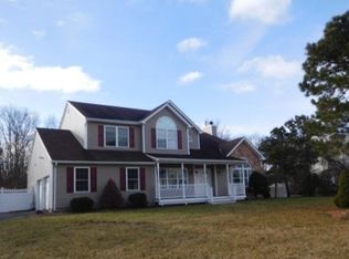 10 Bittersweet Ln, Center Moriches, NY 11934