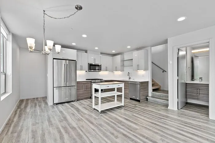 2409 E Thomas St — Photo 13