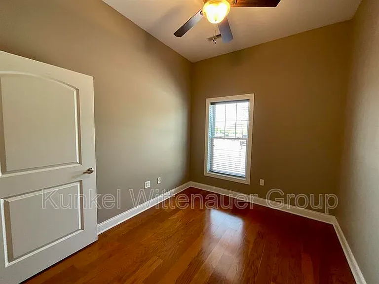 409 W Washington St #D — Photo 11