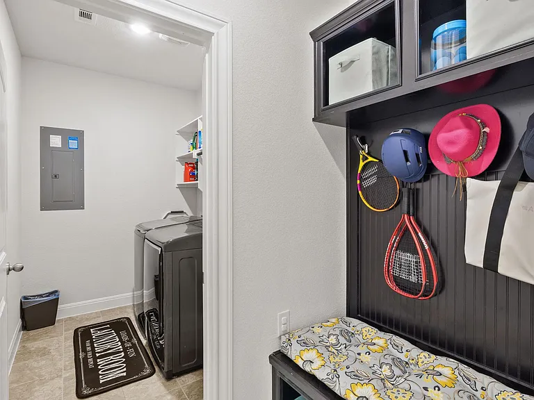 724 Pioneer Grv — Photo 5