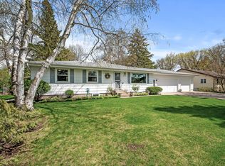9174 Rice Lake Rd, Osseo, MN 55369