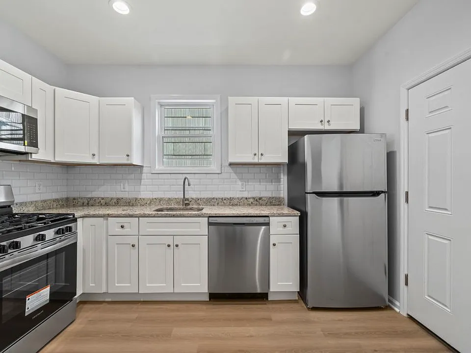18 Charles St #1