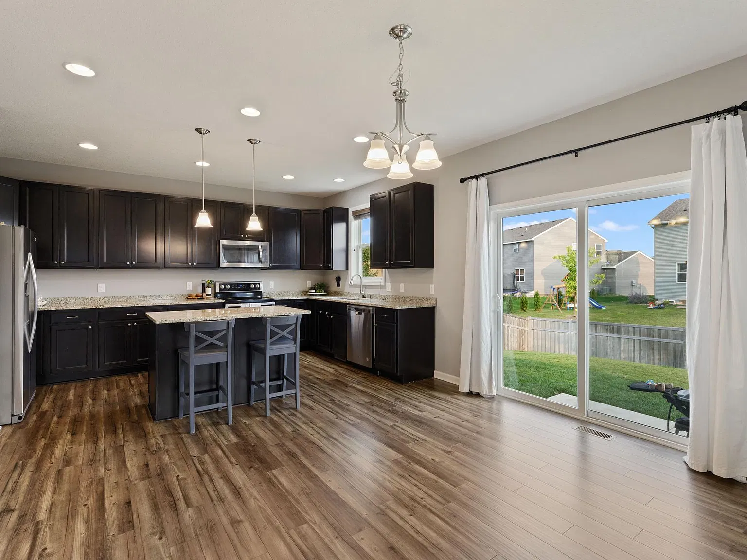 4 bed, 2439 sqft, $3,250 — Photo 3