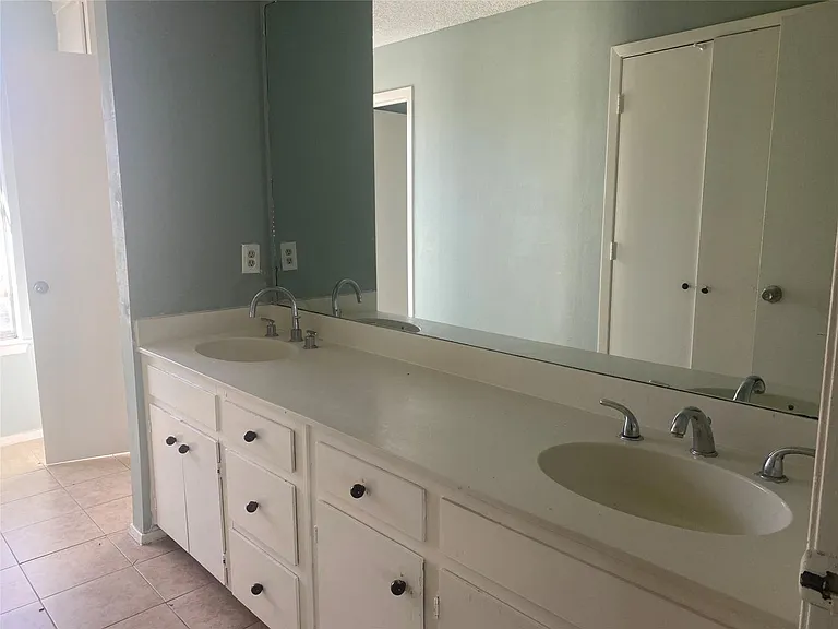 501 Towne House Ln — Photo 16