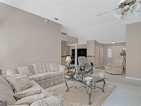 4th image of 19 Meadow Crest Ct