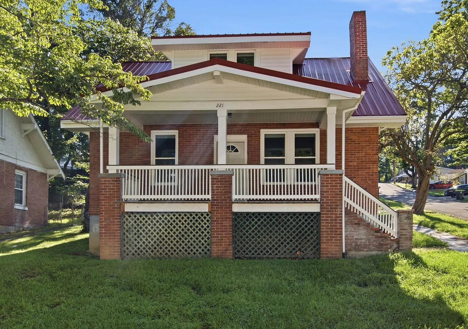 Recently Renovated 3 Bedroom Craftsman Pet Friendly! — Photo 1