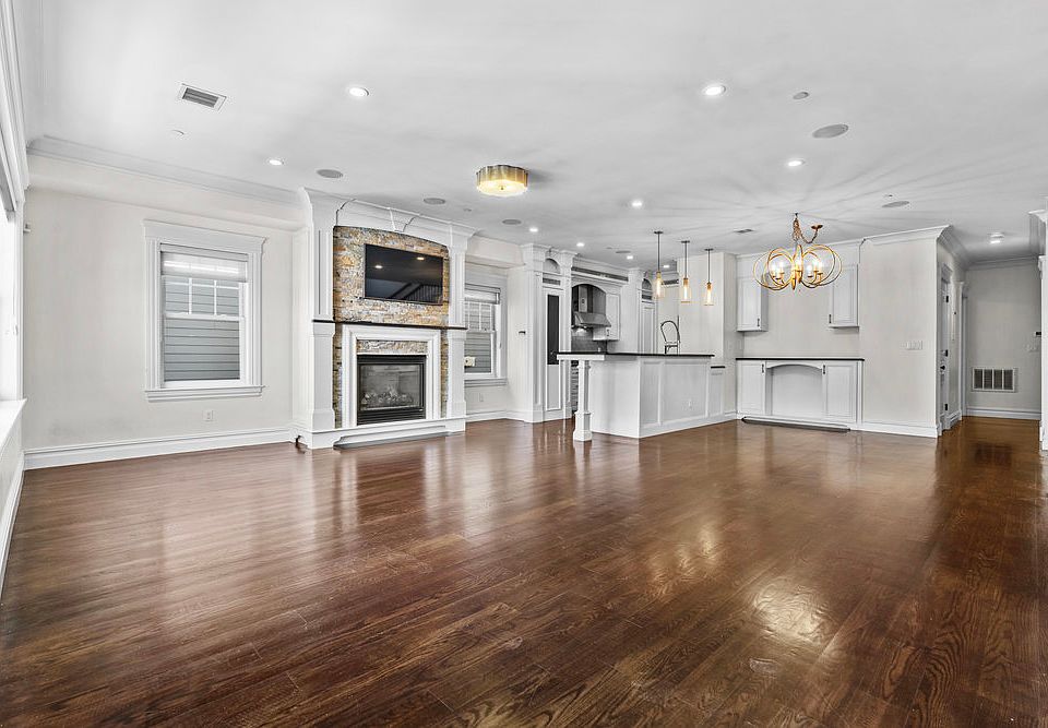 1st image of 161 Tudor St Unit 4
