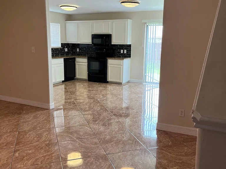 18195 King Palm Dr — Photo 13
