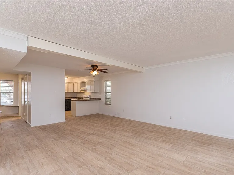 5133 Middlecoff Rd — Photo 2