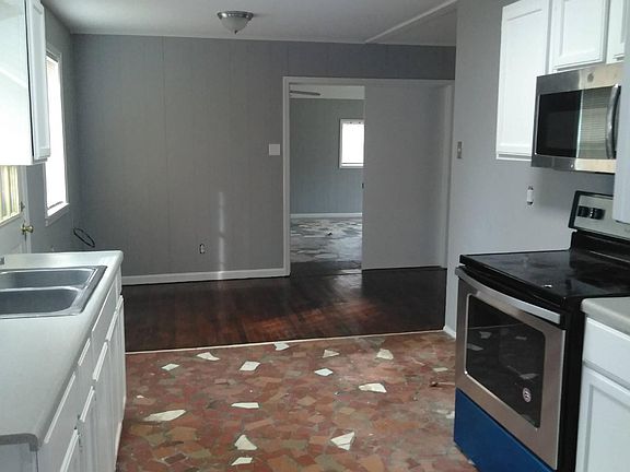 Kitchen. Microwave and Stove remain