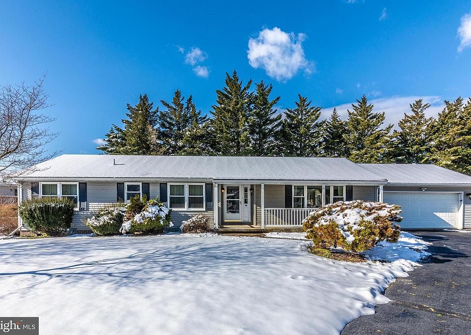 Lovely rancher on quiet cul-de-sac corner lot