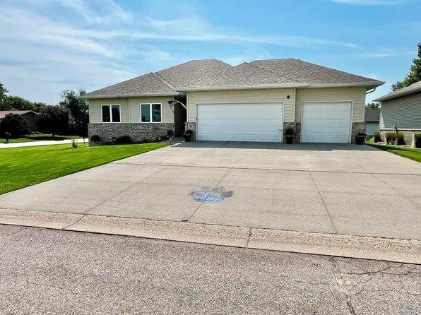 201 Lexington Ct, Elk Point, SD 57025