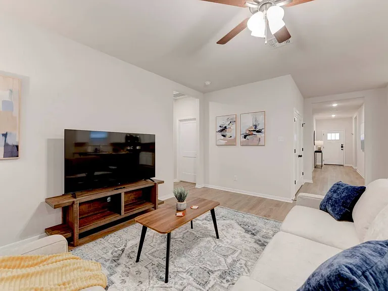 2812 Fox River Dr — Photo 2
