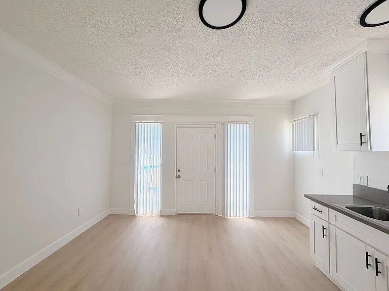 4705 Willowbrook Ave — Photo 5